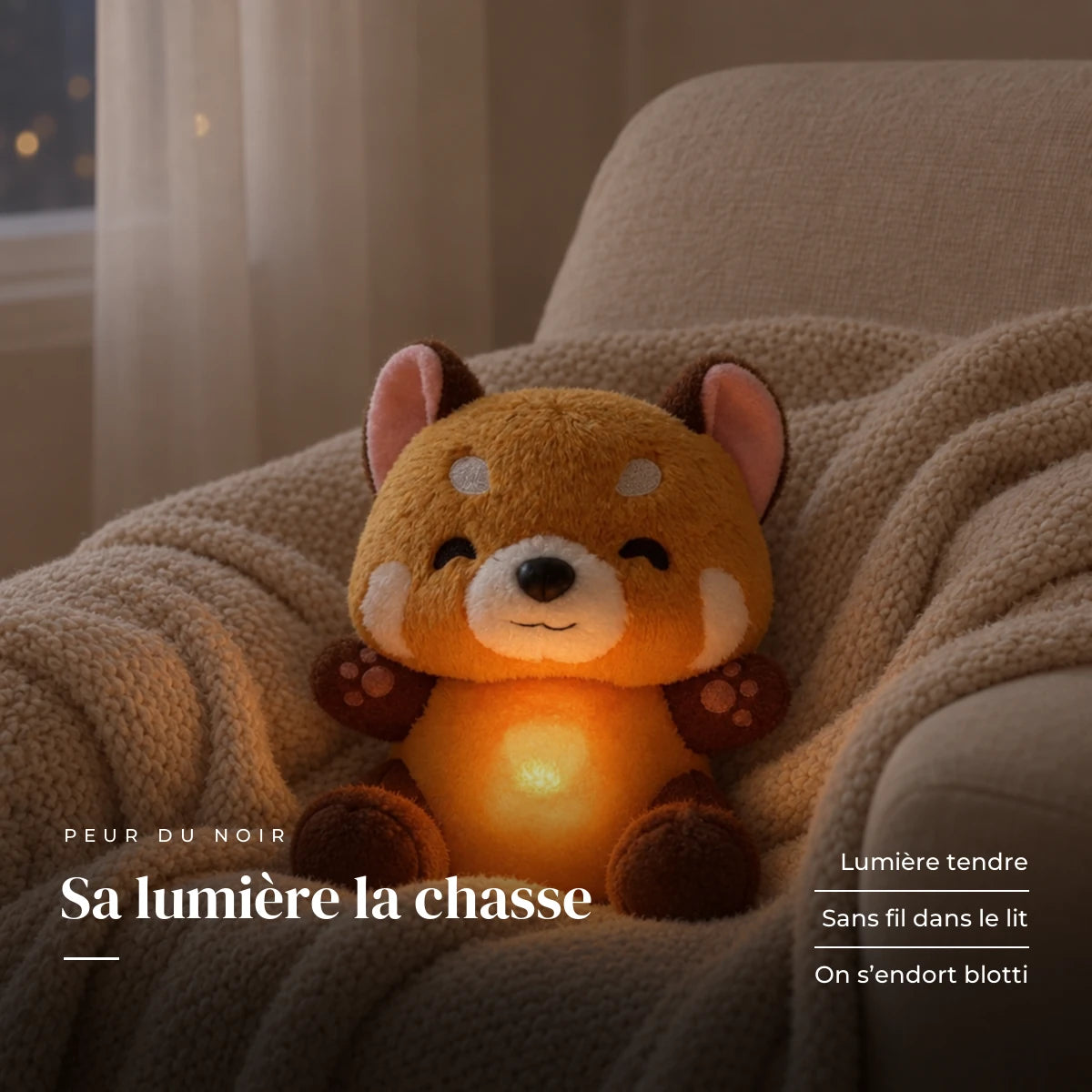 Peluche panda roux qui respire installée sur un canapé en lin. Sa lumière la chasse : lumière tendre, sans fil dans le lit, on s’endort blotti