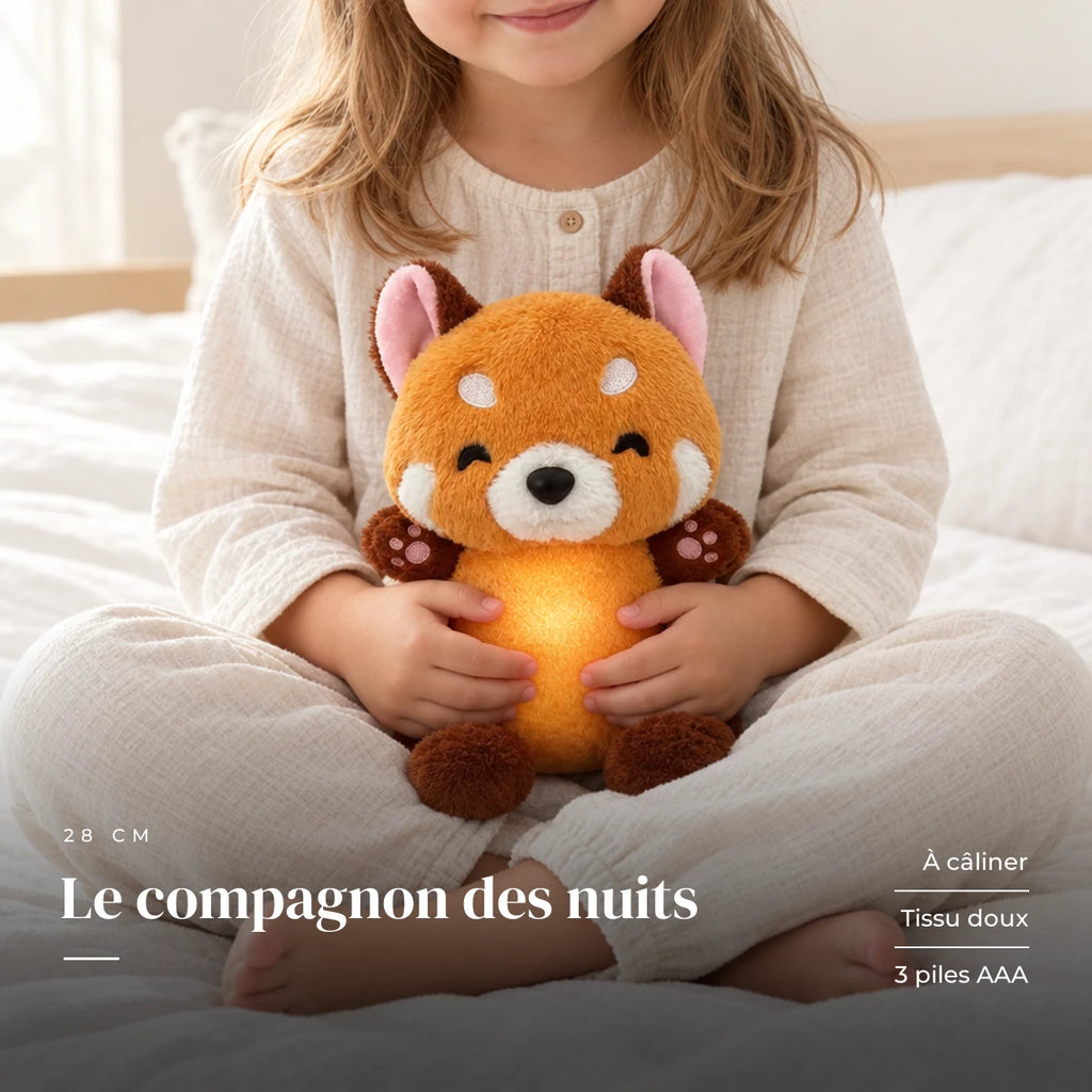 Peluche panda roux qui respire tenue par un enfant pour montrer sa taille réelle. Le compagnon des nuits : à câliner, tissu doux, 3 piles AAA