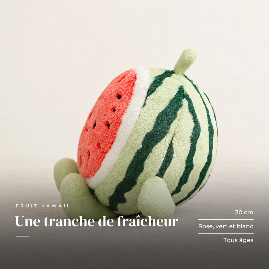 Peluche fruit kawaii pastèque gourmande sur fond crème, en studio. Une tranche de fraîcheur : 30 cm, rose, vert et blanc, tous âges