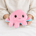 Peluche pieuvre réversible avec un enfant dans une chambre lumineuse