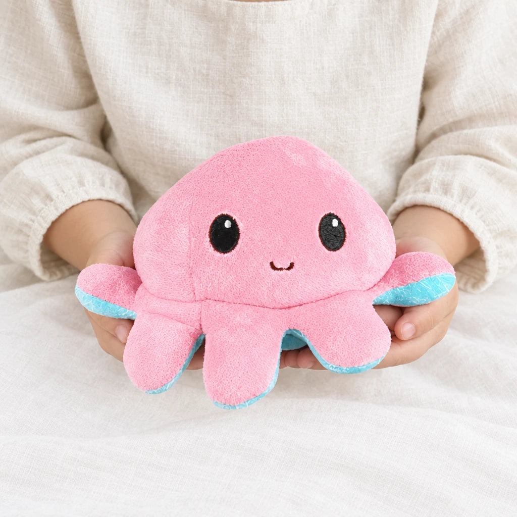 Peluche pieuvre réversible avec un enfant dans une chambre lumineuse