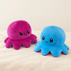 Peluche pieuvre réversible bleue sur fond crème, en studio