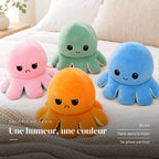 Peluche pieuvre réversible sur fond crème, en studio. Une humeur, une couleur : 20 cm, tient dans la main, se glisse partout