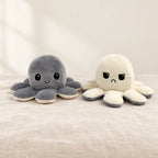 Peluche pieuvre réversible grise sur fond crème, en studio