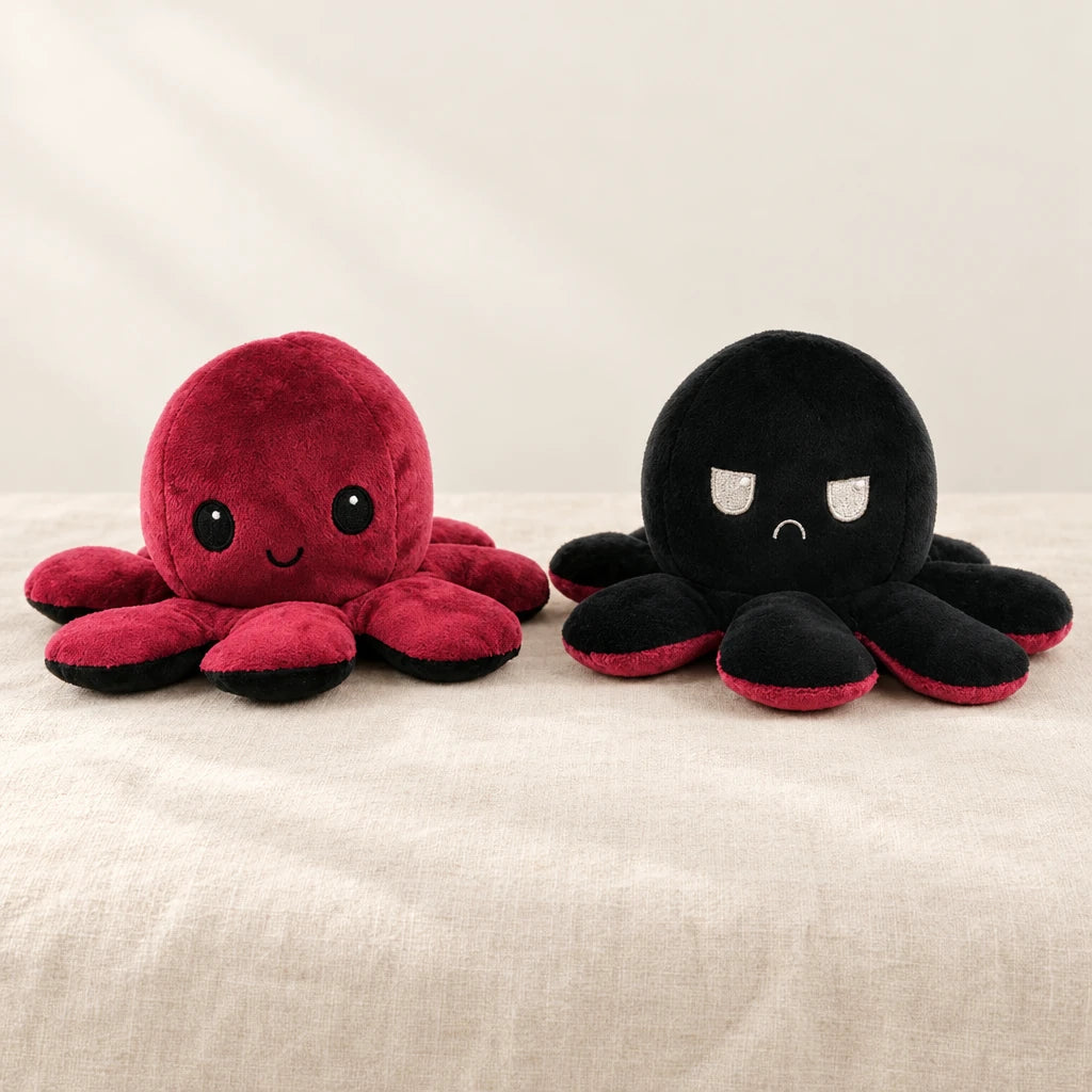 Peluche pieuvre réversible rouge sur fond crème, en studio