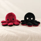 Peluche pieuvre réversible rouge sur fond crème, en studio