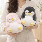 Peluche pingouin moelleux endormi dans les bras d’un adulte