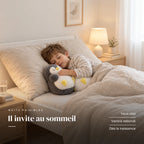 Peluche pingouin moelleux endormi serrée par un enfant endormi dans son lit. Il invite au sommeil : yeux clos, ventre rebondi, dès la naissance