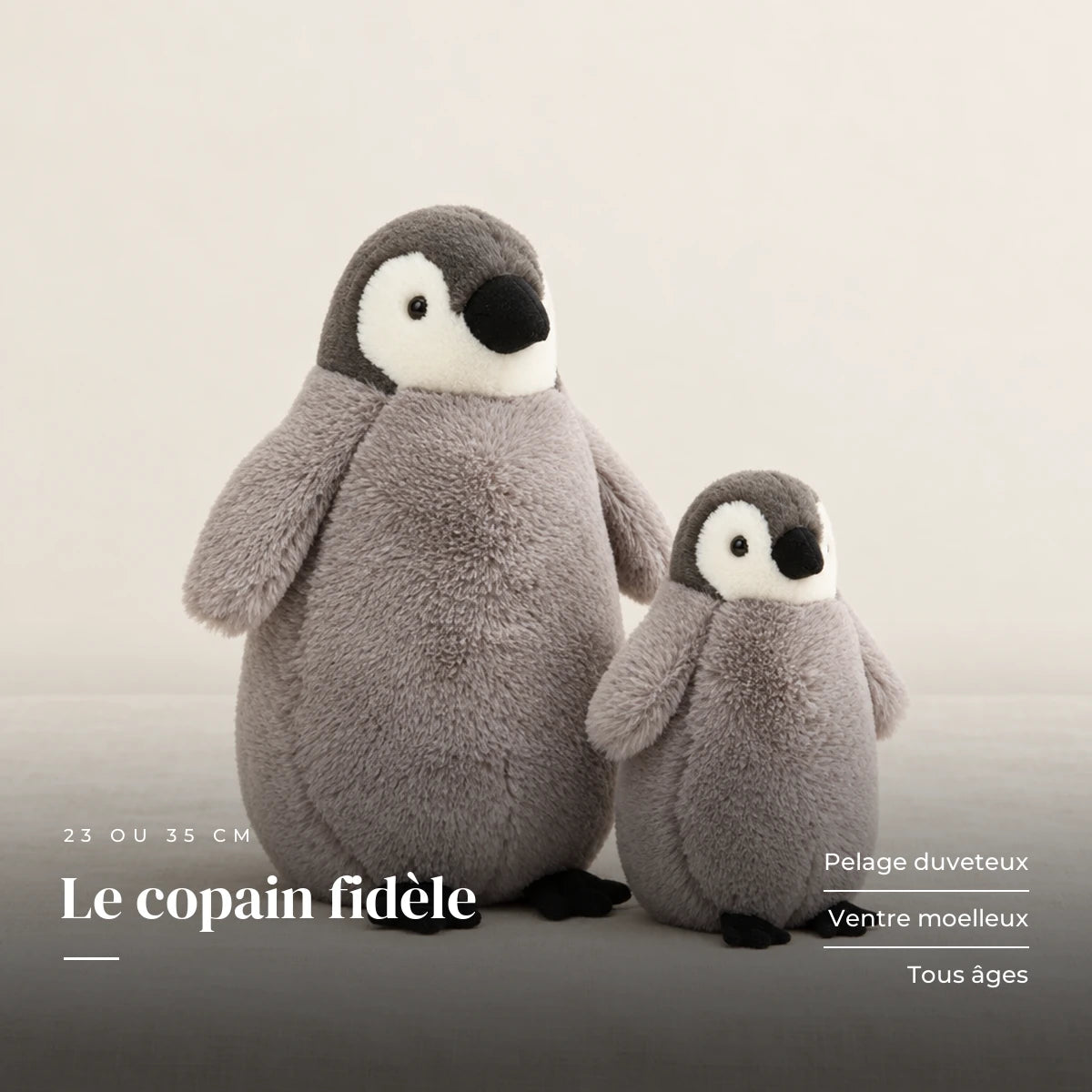 Peluche pingouin manchot câlin gris sur fond crème, en studio. Le copain fidèle : pelage duveteux, ventre moelleux, tous âges