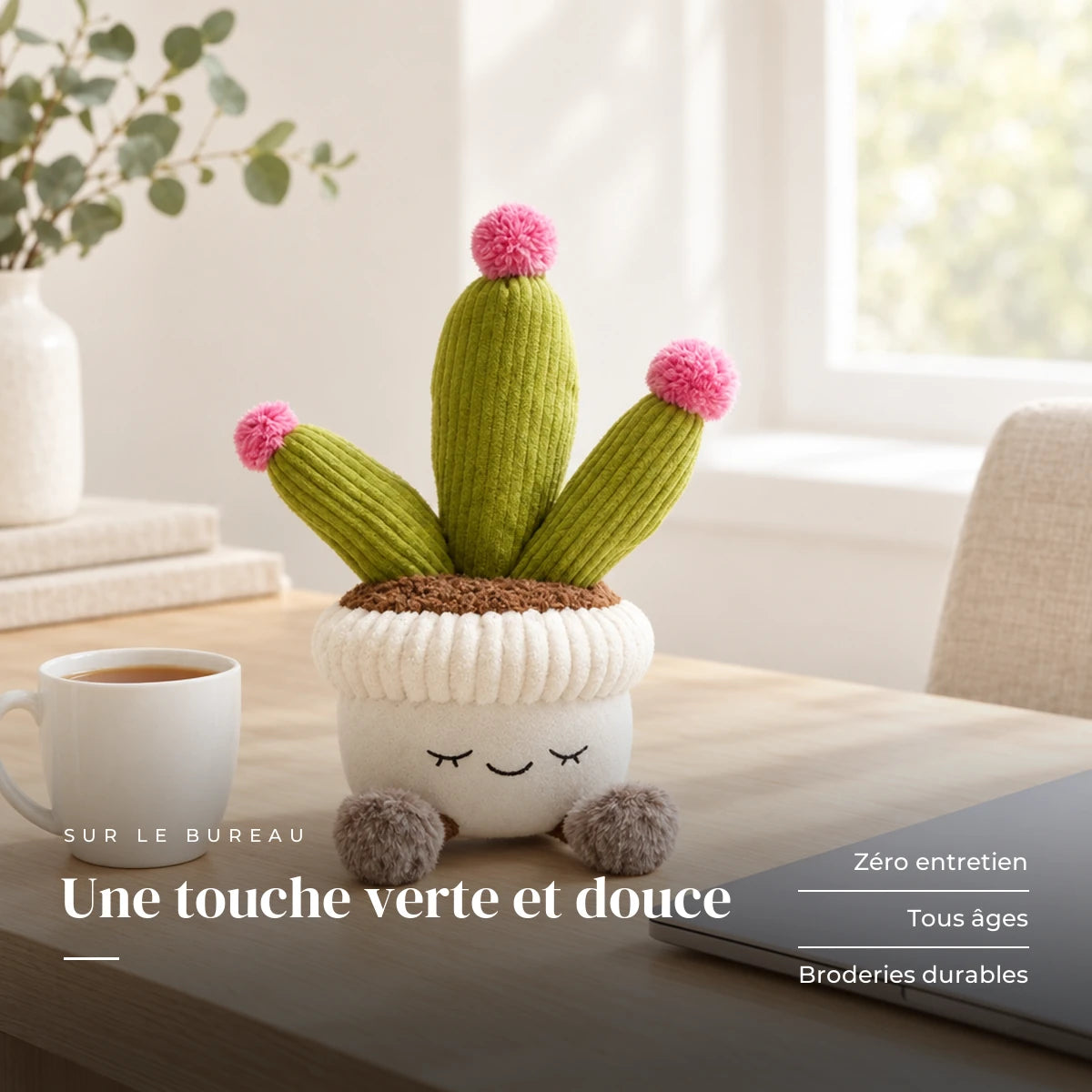 Peluche kawaii plante en pot rond mise en situation dans une pièce lumineuse. Une touche verte et douce : zéro entretien, tous âges, broderies durables