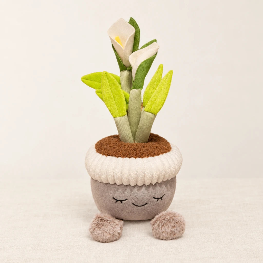 Peluche kawaii plante en pot rond modèle arum sur fond crème, en studio