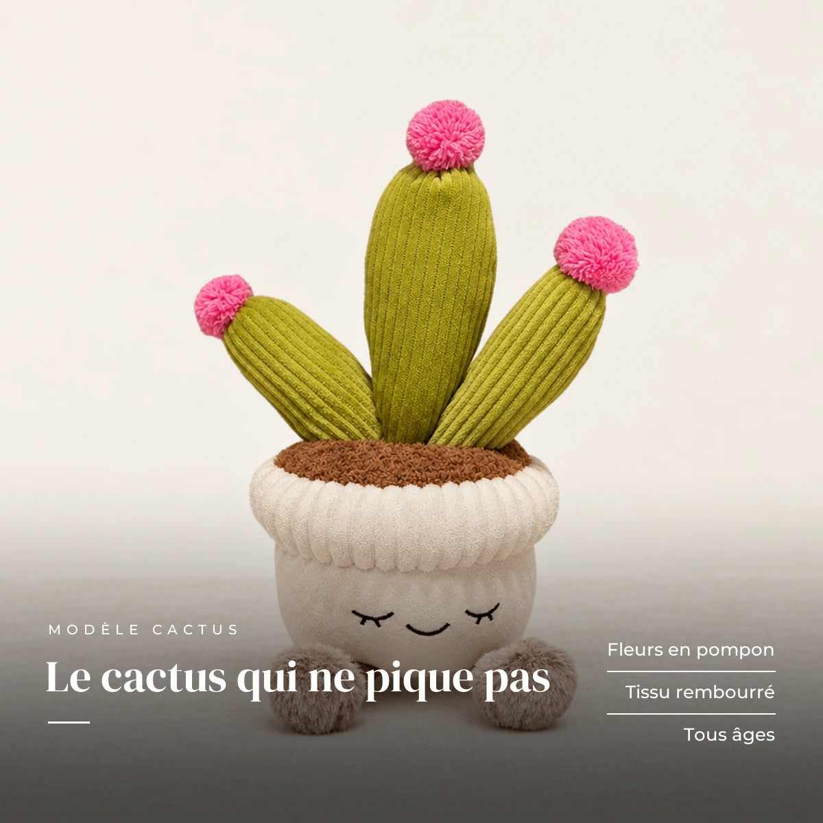 Peluche kawaii plante en pot rond modèle cactus sur fond crème, en studio. Le cactus qui ne pique pas : fleurs en pompon, tissu rembourré, tous âges