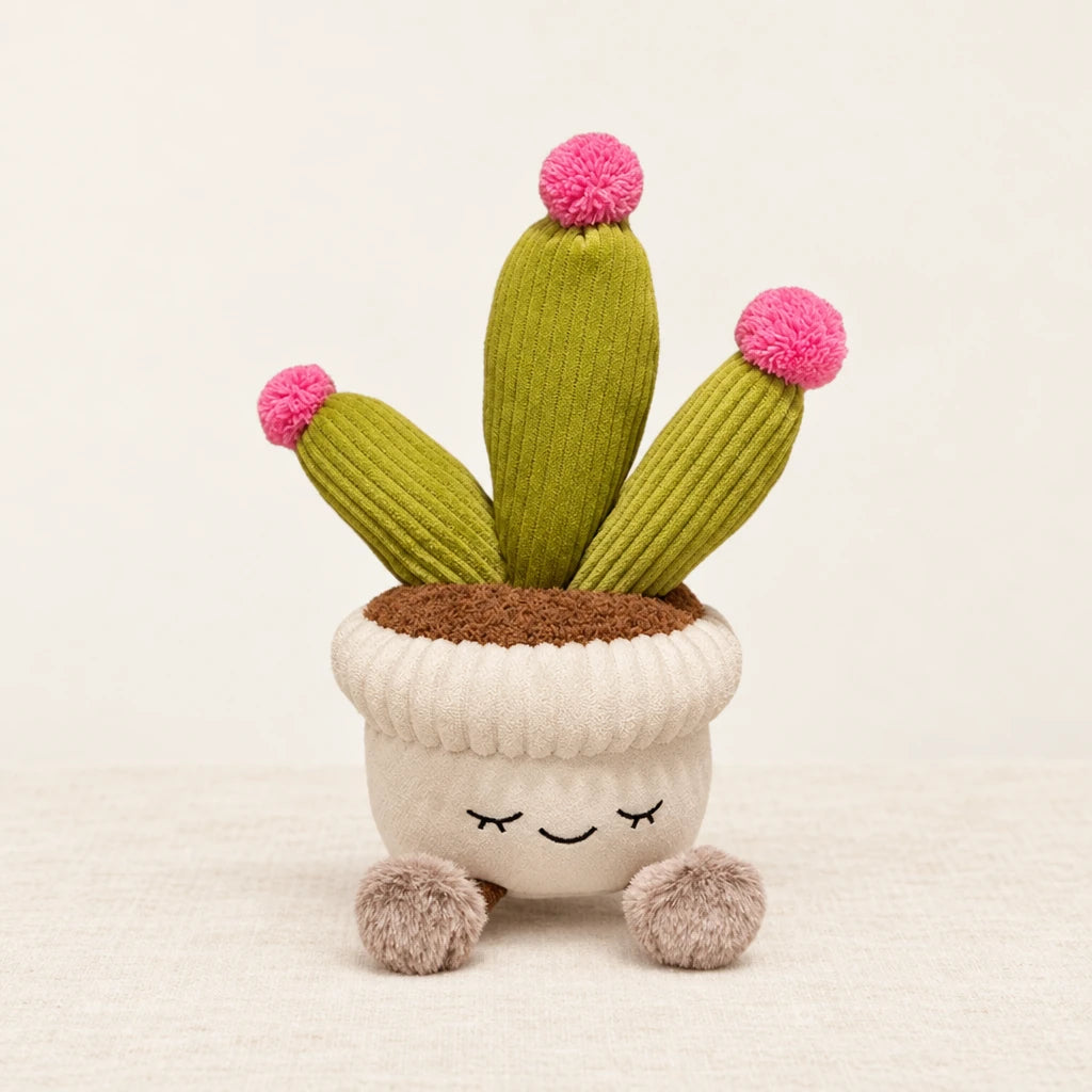 Peluche kawaii plante en pot rond modèle cactus sur fond crème, en studio