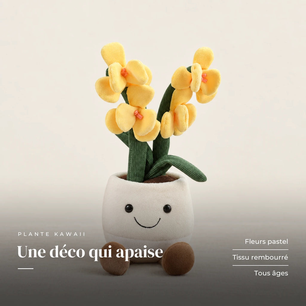 Peluche plante kawaii orchidée douce et colorée jaune sur fond crème, en studio. Une déco qui apaise : fleurs pastel, tissu rembourré, tous âges