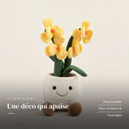 Peluche plante kawaii orchidée douce et colorée jaune sur fond crème, en studio. Une déco qui apaise : fleurs pastel, tissu rembourré, tous âges