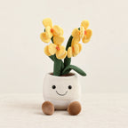 Peluche plante kawaii orchidée douce et colorée jaune sur fond crème, en studio