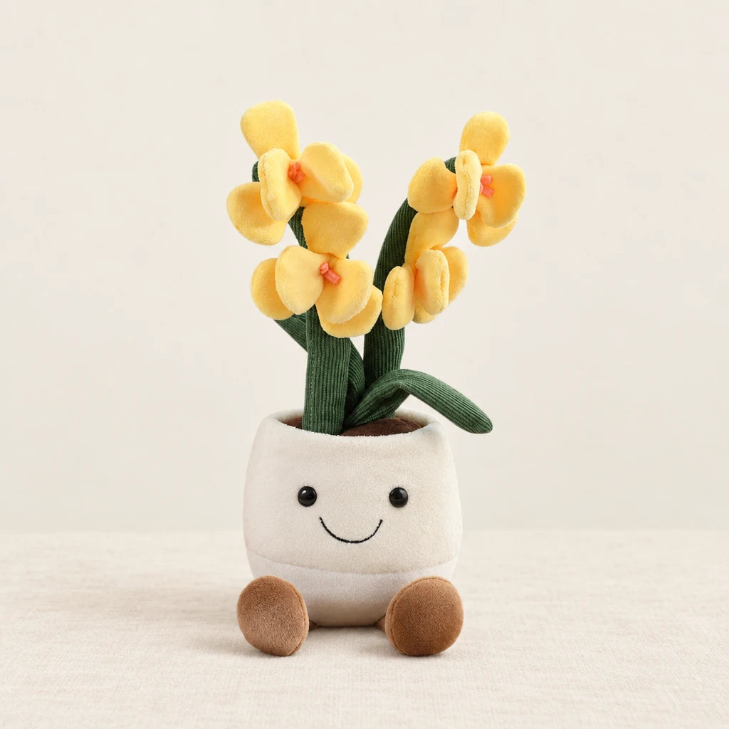 Peluche plante kawaii orchidée douce et colorée jaune sur fond crème, en studio