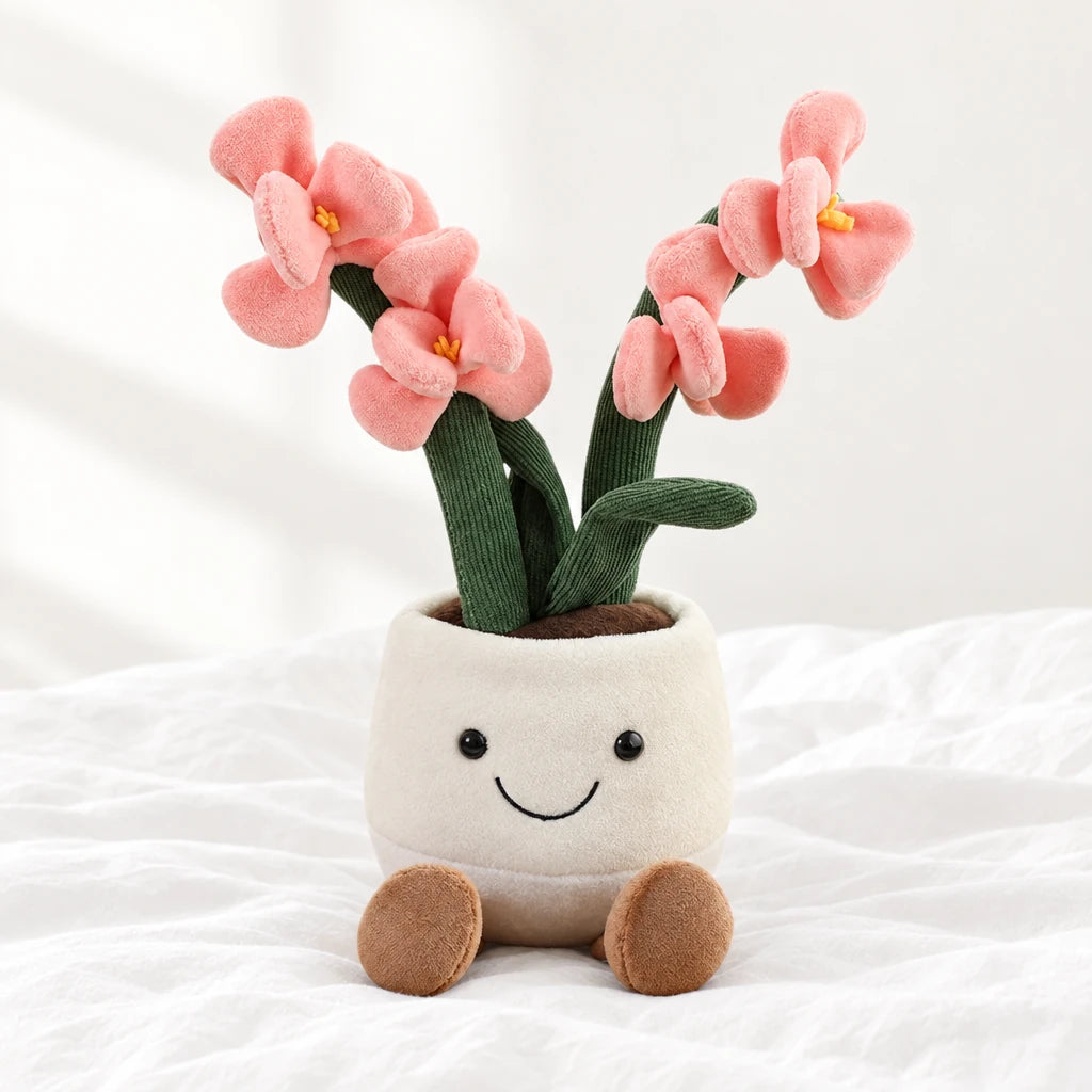 Peluche plante kawaii orchidée douce et colorée posée sur un lit blanc, en pleine lumière