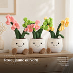 Peluche plante kawaii orchidée douce et colorée posée sur une console en bois clair. Rose, jaune ou vert : zéro arrosage, pot souriant, tous âges