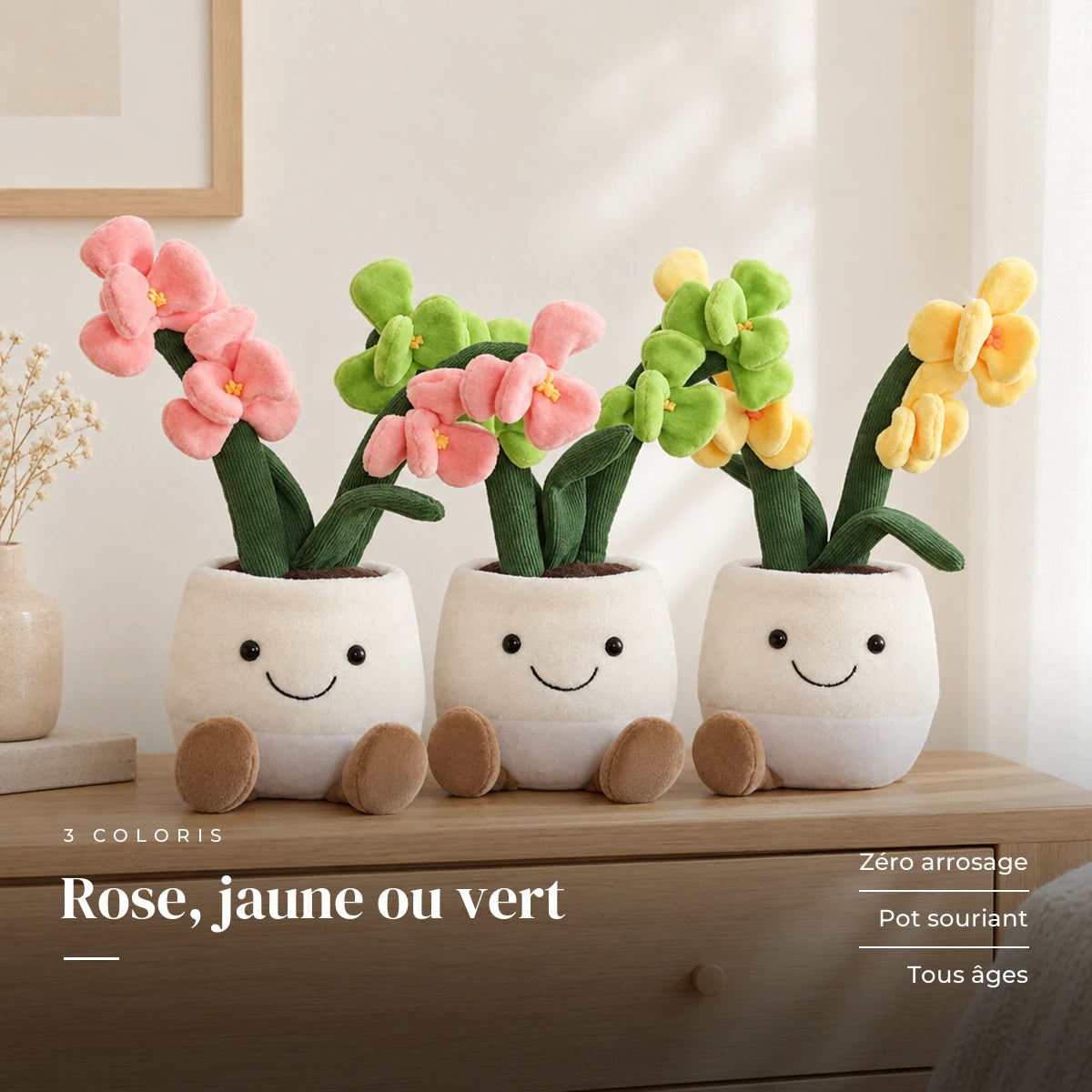 Peluche plante kawaii orchidée douce et colorée posée sur une console en bois clair. Rose, jaune ou vert : zéro arrosage, pot souriant, tous âges