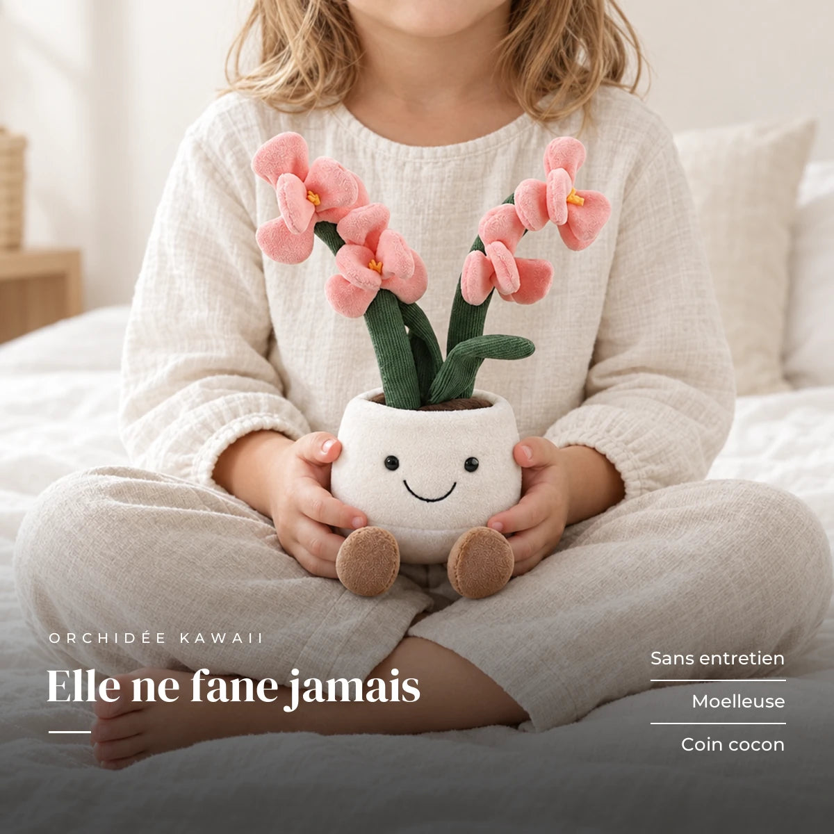 Peluche plante kawaii orchidée douce et colorée tenue par un enfant pour montrer sa taille réelle. Elle ne fane jamais : sans entretien, moelleuse, coin cocon