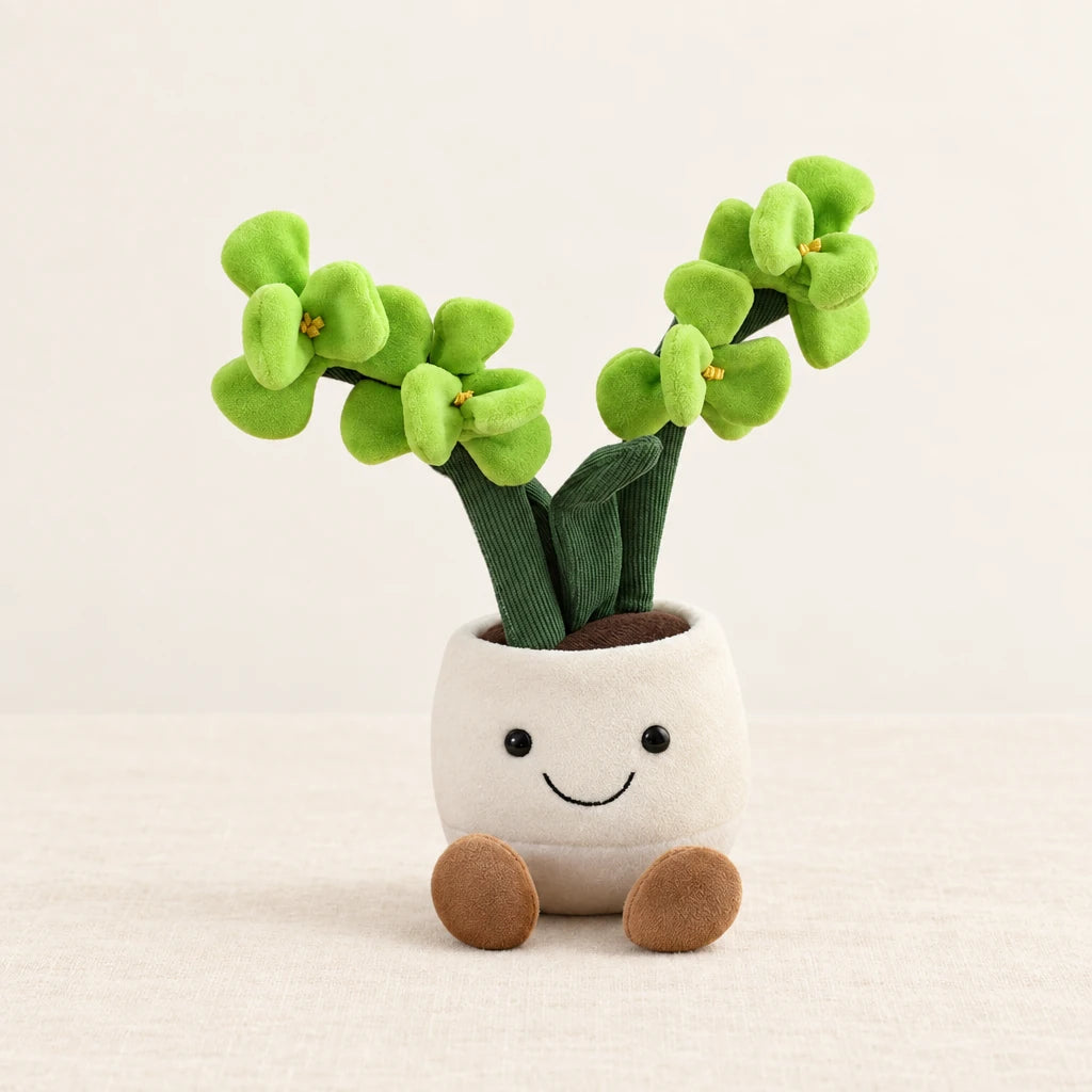 Peluche plante kawaii orchidée douce et colorée verte sur fond crème, en studio