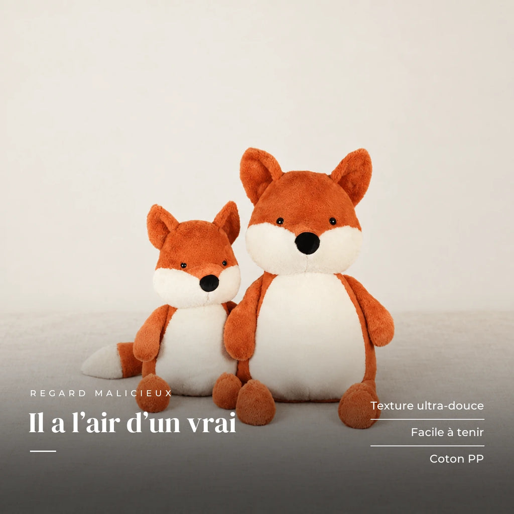 Peluche renard assis tout doux sur fond crème, en studio. Il a l’air d’un vrai : texture ultra-douce, facile à tenir, coton PP