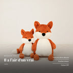 Peluche renard assis tout doux sur fond crème, en studio. Il a l’air d’un vrai : texture ultra-douce, facile à tenir, coton PP