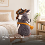 Peluche souris grise exploratrice avec un enfant dans une chambre lumineuse. Prête pour l’aventure : chapeau d’aviateur, lunettes amovibles, tous âges