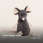 Peluche souris grise exploratrice modèle sans accessoires sur fond crème, en studio. Toute douce aussi : polyester doux, 25 cm, 2 modèles au choix