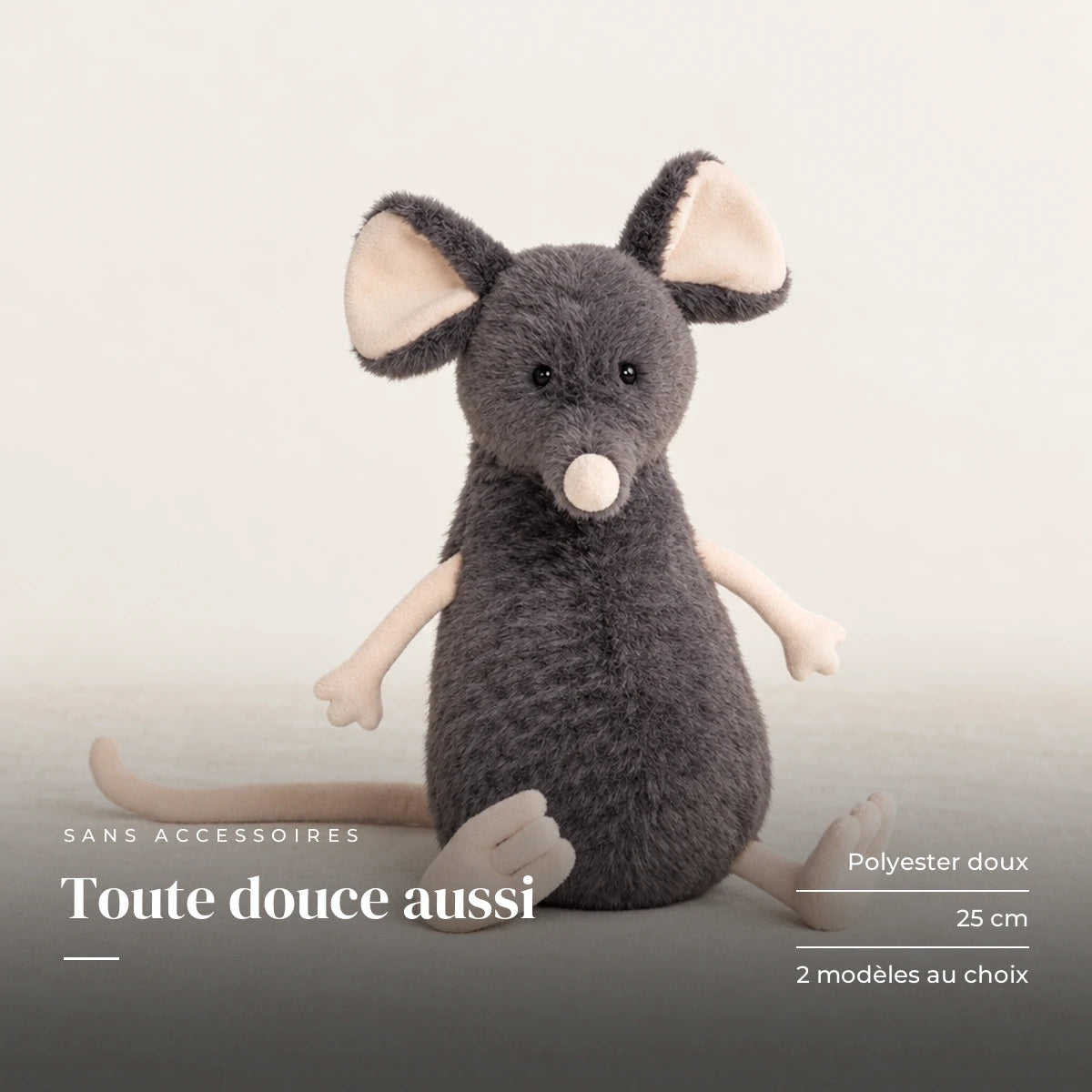 Peluche souris grise exploratrice modèle sans accessoires sur fond crème, en studio. Toute douce aussi : polyester doux, 25 cm, 2 modèles au choix