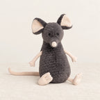 Peluche souris grise exploratrice modèle sans accessoires sur fond crème, en studio