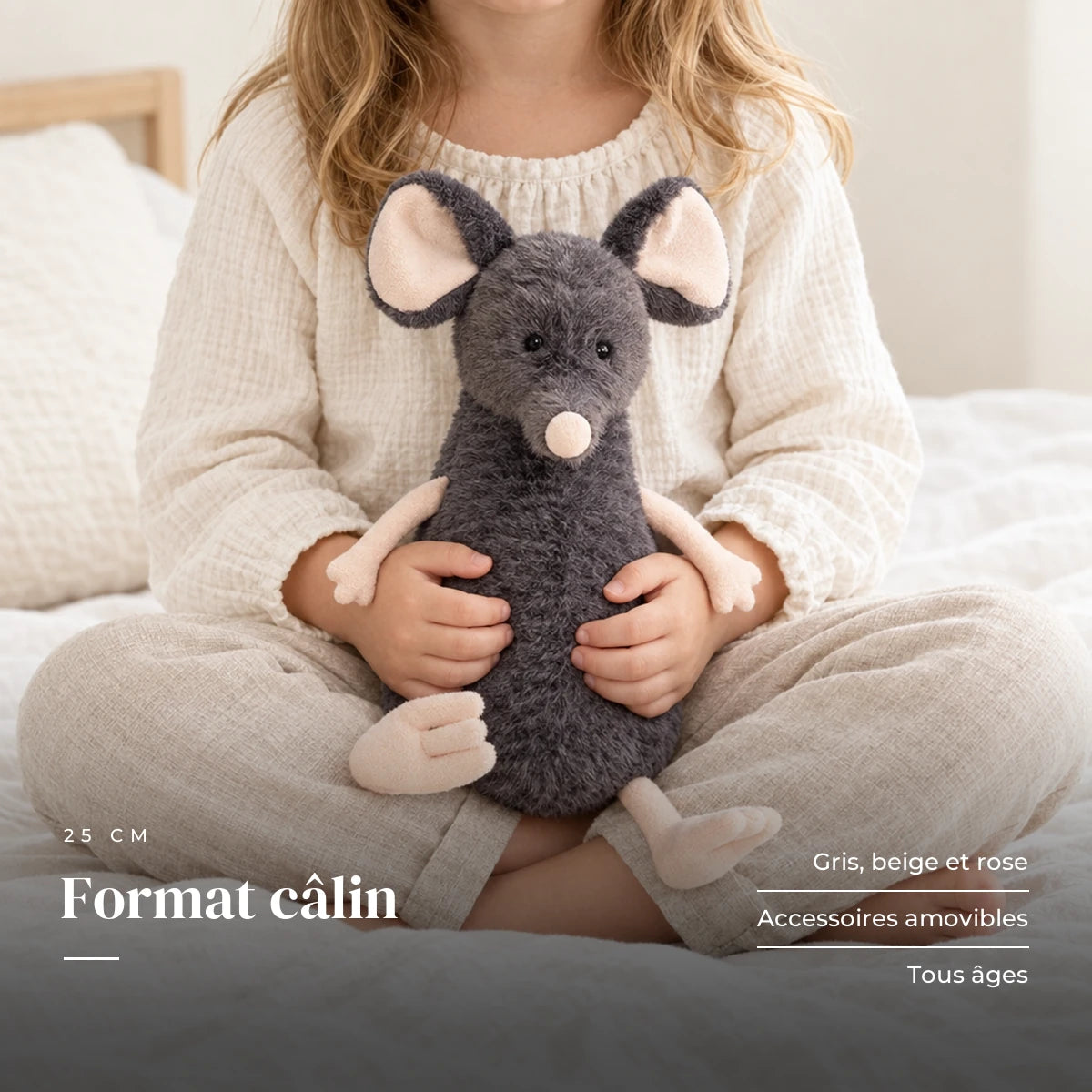 Peluche souris grise exploratrice tenue par un enfant pour montrer sa taille réelle. Format câlin : gris, beige et rose, accessoires amovibles, tous âges