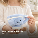 Peluche kawaii tea time tasse et théière avec un enfant dans une chambre lumineuse. Douce comme un câlin : bleu pastel, coutures solides, bien rembourrée