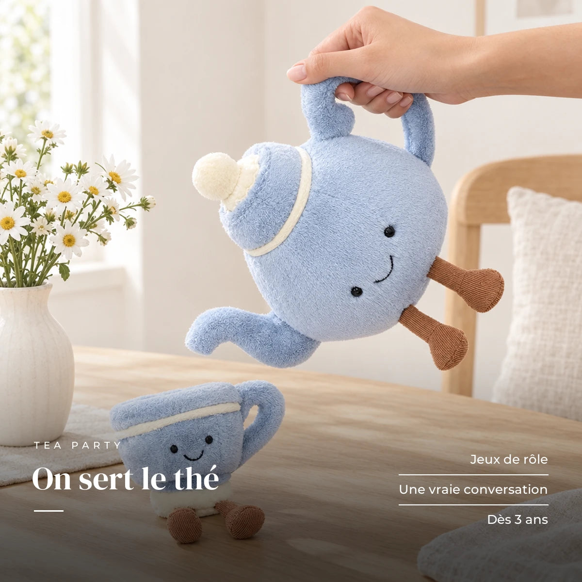 Peluche kawaii tea time tasse et théière tenue en main. On sert le thé : jeux de rôle, une vraie conversation, dès 3 ans