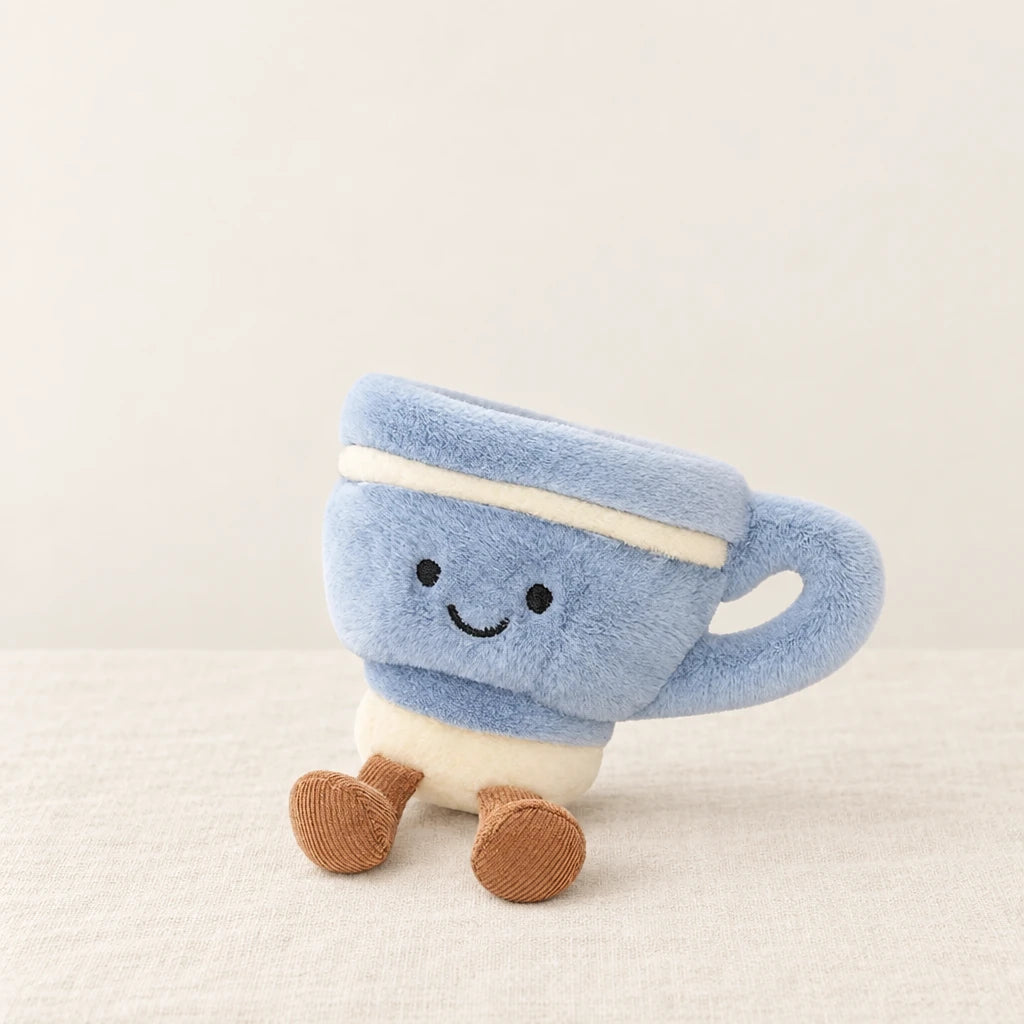 Peluche kawaii tea time tasse et théière modèle tasse sur fond crème, en studio