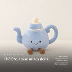 Peluche kawaii tea time tasse et théière modèle théière sur fond crème, en studio. Théière, tasse ou les deux : bleu pastel, détails crème, bien rembourré
