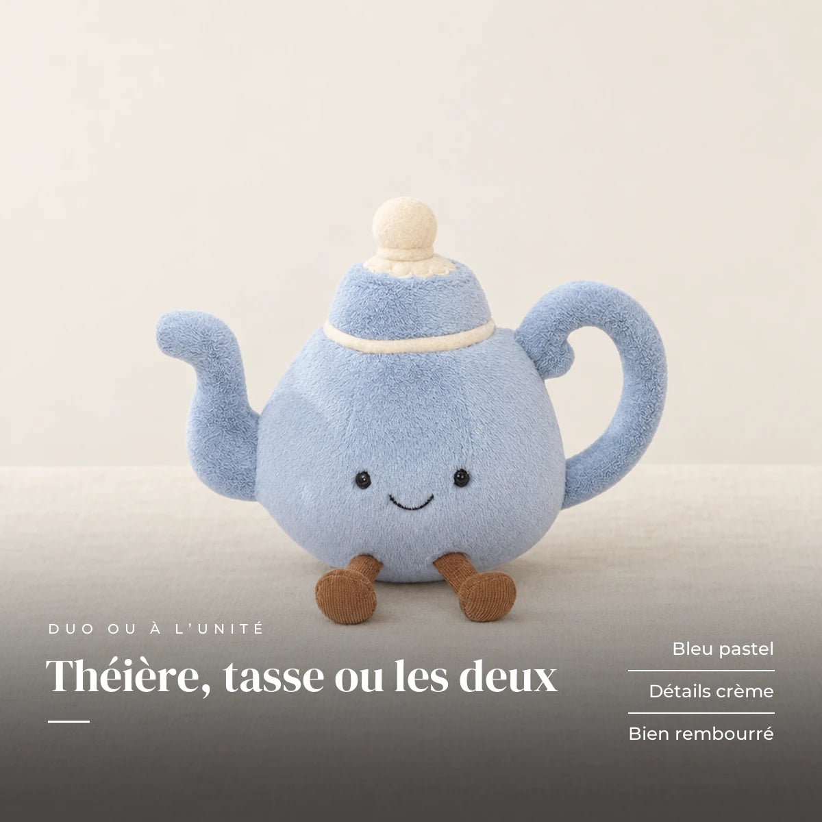Peluche kawaii tea time tasse et théière modèle théière sur fond crème, en studio. Théière, tasse ou les deux : bleu pastel, détails crème, bien rembourré