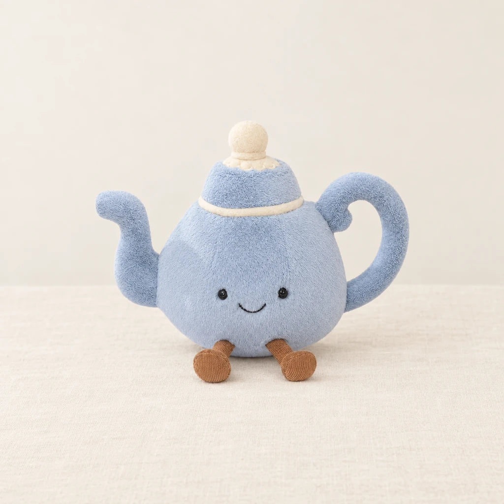 Peluche kawaii tea time tasse et théière modèle théière sur fond crème, en studio