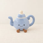 Peluche kawaii tea time tasse et théière modèle théière sur fond crème, en studio