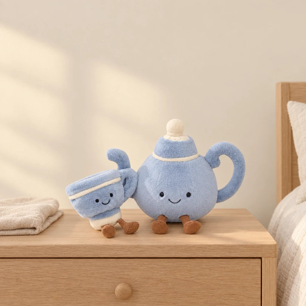 Peluche kawaii tea time tasse et théière modèle théière + tasse posée sur une table de chevet en bois clair
