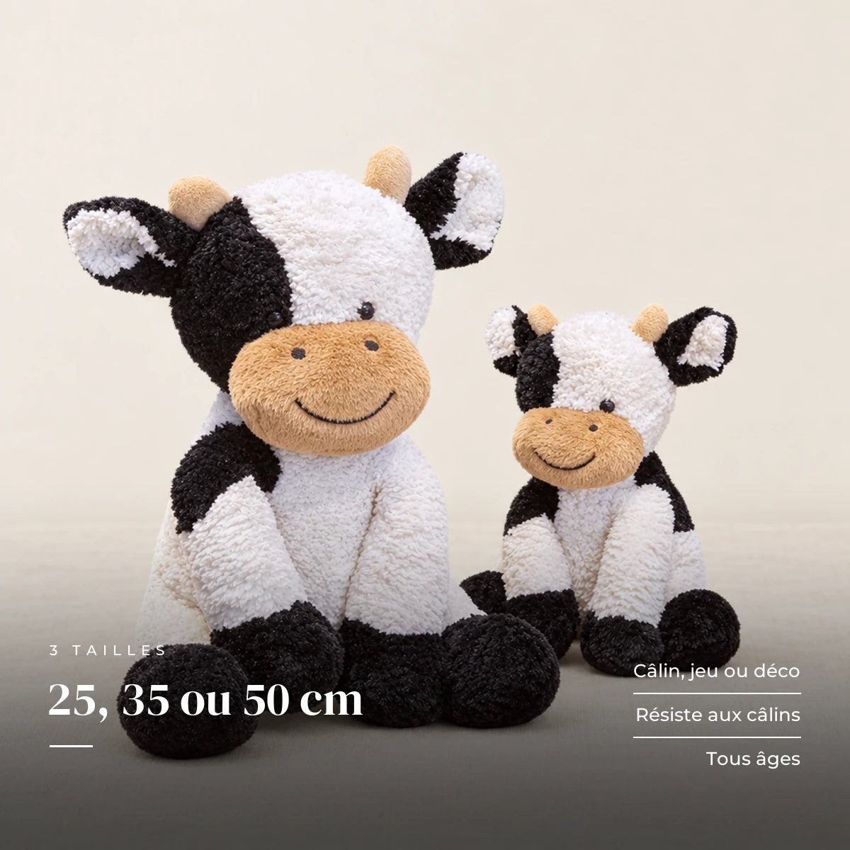 Peluche vache au sourire doux sur fond crème, en studio. 25, 35 ou 50 cm : câlin, jeu ou déco, résiste aux câlins, tous âges