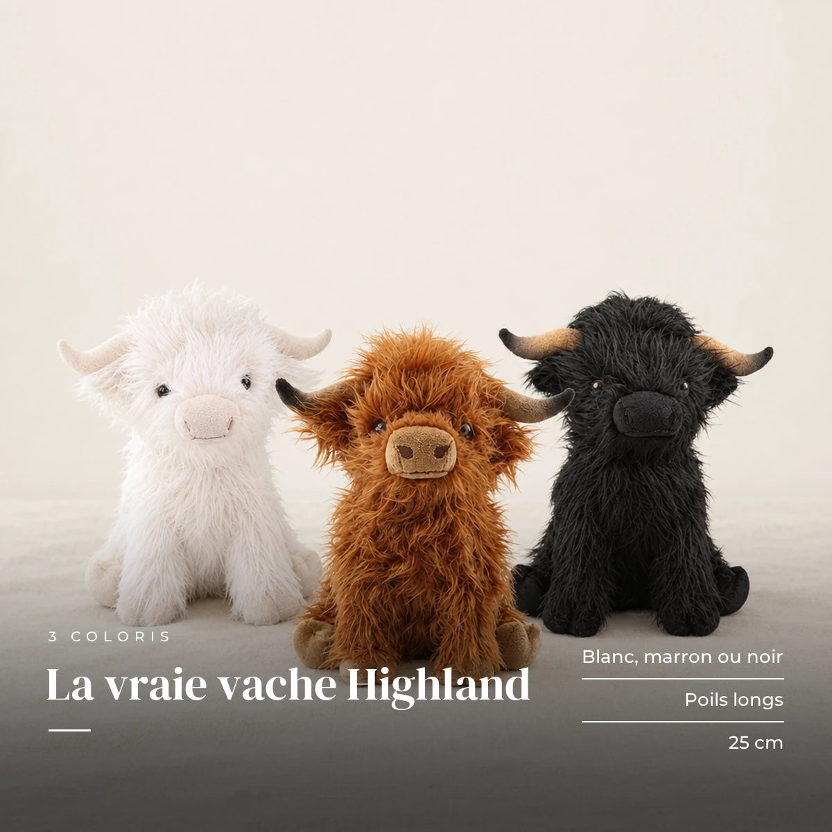 Peluche vache Highland à poils longs sur fond crème, en studio. La vraie vache Highland : blanc, marron ou noir, poils longs, 25 cm