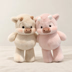 Peluche vache originale qui court sur fond crème, en studio