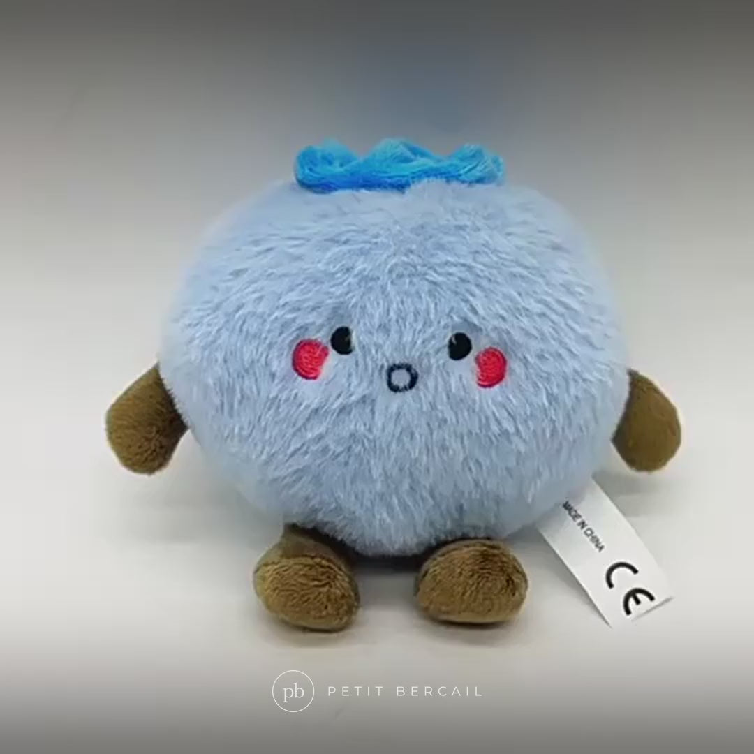 Peluche myrtille kawaii en vidéo : pelage moelleux et joues brodées
