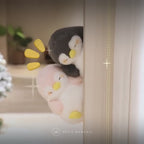 Peluche pingouin endormi en vidéo : yeux clos, noir ou rose