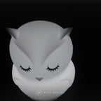 Veilleuse hibou en action : couleurs et lumière tamisée