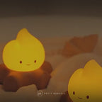 Veilleuse feu de camp en action : petite flamme ambrée