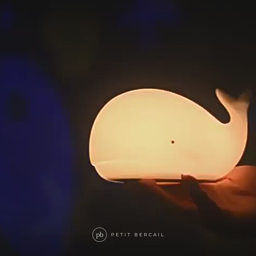 Veilleuse baleine bébé en action : changement de couleur d’une tape