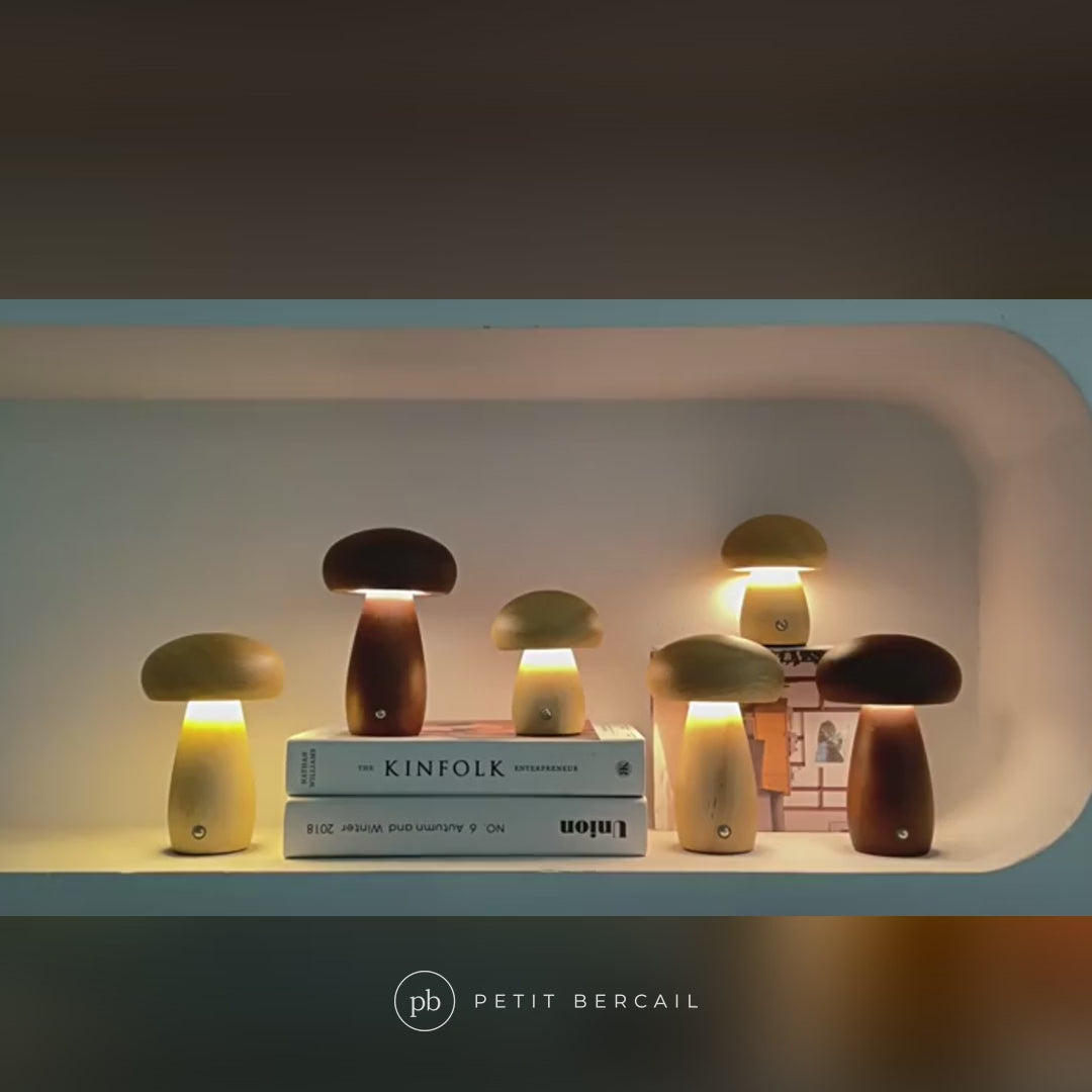 Veilleuse champignon en bois en action : lumière chaude réglable